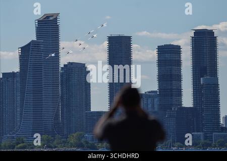 Nicht exklusiv: Die Kanadischen Streitkräfte Snowbirds in ihrer charakteristischen Formation, die vor der atemberaubenden Kulisse der Skyline von Toronto aufsteigen. Die Preci Stockfoto