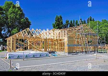 Neue Holzrahmen Haus im Bau, Opawa, Christchurch, Canterbury, Südinsel, Neuseeland Stockfoto