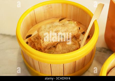 Lumpia Kulit Tahu, Hühnergarnelen-Frühlingsrollen, in Tofu-Haut gewickelt. Serviert mit Sauce. Stockfoto
