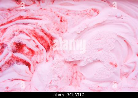 Eine Schachtel Eis mit Erdbeermarmelade Stockfoto