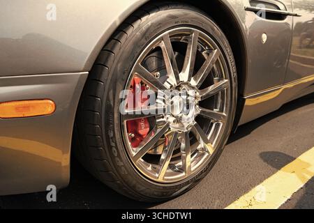 Chicago, Illinois, USA - 08. September 2024: 2008 Aston Martin V12 Vantage GT schwarzer Sportwagen, Radansicht. Aston Martin V12 Vantage GT. Cabriolet Stockfoto