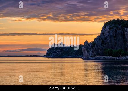 Schloss Duino, Castello di Duino, eine Festung aus dem 14. Jahrhundert, die sich im Dorf Duino auf den Klippen mit Blick auf den Golf von Triest in s befindet Stockfoto
