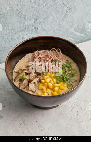 Ramen mit Mais und Shiitake-Pilzen Stockfoto