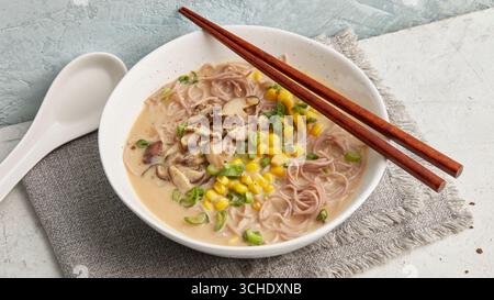 Ramen mit Mais und Shiitake-Pilzen Stockfoto
