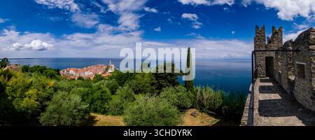 Panoramablick auf die Häuser und die Pfarrkirche St. Georg der Stadt Piran, von der alten Stadtmauer aus gesehen. Stockfoto