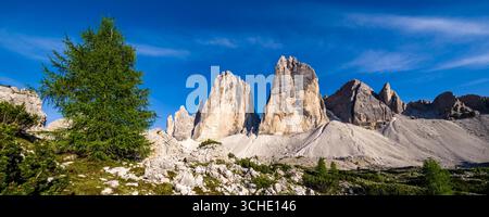 Panoramablick auf die Nordwände der Tre Cime di Lavaredo im Tre Cime Nationalpark. Stockfoto