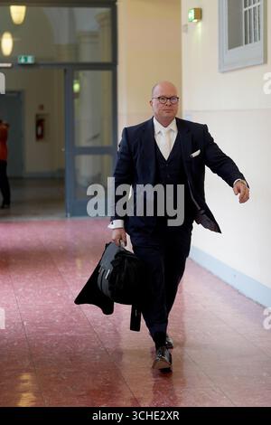 Hamburg, Deutschland. September 2025. Sascha Böttner, Verteidiger des Angeklagten Israelis, nimmt am Prozess wegen mutmaßlicher Kindesentführung vor dem Amtsgericht Hamburg Teil. In einem Mantel-und-Dolch-Betrieb an Silvester 2023 wurden zwei Kinder des Gaststättenunternehmers C. Block von Dänemark nach Deutschland gebracht. Der Prozess wegen der mutmaßlichen Entführung findet vor dem Amtsgericht Hamburg statt, unter anderem gegen Block. Quelle: Marcus Brandt/dpa/Alamy Live News Stockfoto