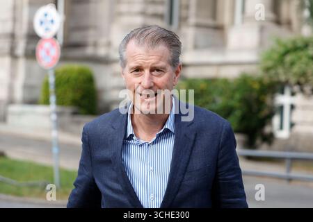 Hamburg, Deutschland. September 2025. Stephan Hensel, Ex-Ehemann und Vater von Block' Kindern, nimmt an der Gerichtsverhandlung wegen mutmaßlicher Kindesentführung am Amtsgericht Hamburg Teil. In einem Mantel-und-Dolch-Betrieb an Silvester 2023 wurden zwei Kinder des Gastronomie-Unternehmers C. Block von Dänemark nach Deutschland gebracht. Der Prozess wegen der mutmaßlichen Entführung findet vor dem Amtsgericht Hamburg statt, unter anderem gegen Block. Quelle: Georg Wendt/dpa/Alamy Live News Stockfoto