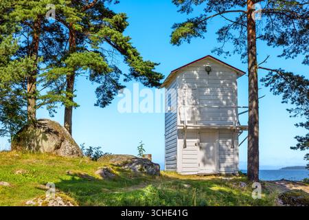Kleiner weißer Leuchtturm an der Ostseeküste im Dorf Kasmu. Estland Stockfoto