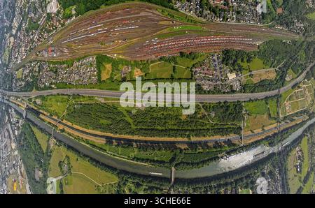Luftaufnahme, Güterbahnhof Deutsche Bahn AG Osterfeld, Autobahn A42 und Schloss Vondern an der Emscher und Rhein-Herne-Kanal, Erdkugel, Fische Stockfoto