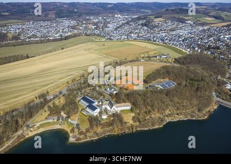 Blick aus der Vogelperspektive, Welcome Hotel Meschede/Hennesee, Tennisplätze des Tennisclubs Meschede 1909 e.V., Berghausen, Meschede, Sauerland, Nordrhein-Westpha Stockfoto