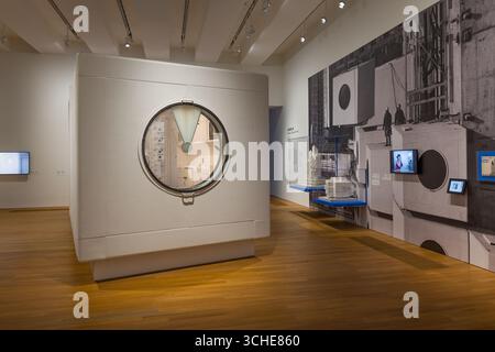 Das Innere des M+ Museums in Hongkong zeigt die Architektursammlung mit dem Gebäude des Nakagin Capsule Tower Stockfoto