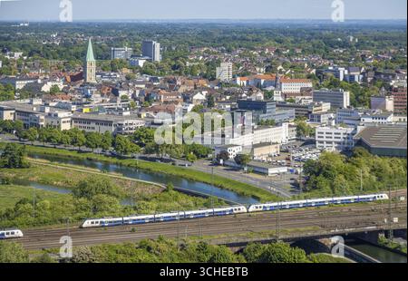 Aus der Vogelperspektive, Blick vom Datteln-Hamm-Kanal ins Stadtzentrum, Allee-Center und Pauluskirche, S-Bahn auf der Eisenbahnbrücke, Zentrum, Hamm, Ruhrgebiet Stockfoto