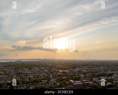 Skyline der Stadt von der Gebäudespitze Stockfoto