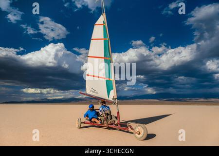 Ein argentinischer Pilot segelt mit einer Landyacht über das trockene Seebett von Barreal Blanco in der argentinischen Provinz San Juan. Stockfoto