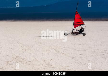 Ein argentinischer Pilot fährt mit einer Landyacht über das trockene Seebett von Barreal Blanco in der argentinischen Provinz San Juan. Stockfoto