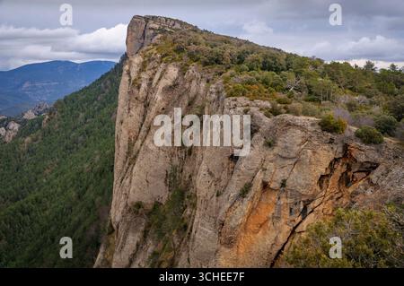 Blick auf die Klippen an der Nordwand des Busa-Gebirges (Tal des Vall de Lord, Solsonès, Lleida, Katalonien, Spanien, Pyrenäen) Stockfoto