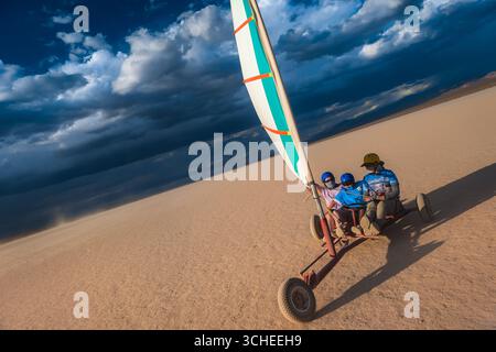 Ein argentinischer Pilot beginnt mit einer Landyacht mit Passagieren über das trockene Seebett von Barreal Blanco in der argentinischen Provinz San Juan zu segeln. Stockfoto