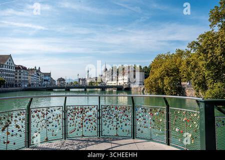 Malerischer Stadtblick auf Zürich und die Limmat von der Muhlesteg-Brücke mit Love-Vorhängeschlössern in Zürich, Schweiz Stockfoto