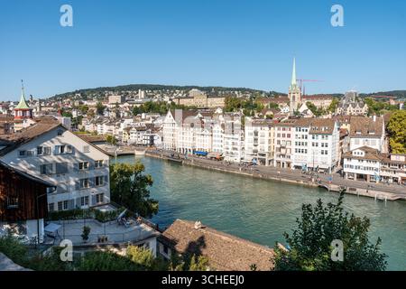 Malerischer und ruhiger Panoramablick auf Zürich und die Limmat bei Sonnenuntergang vom Lindenhof in Zürich, Schweiz. Stockfoto
