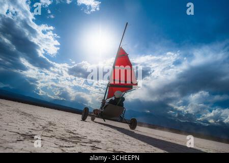 Ein argentinischer Pilot fährt mit einer Landyacht über das trockene Seebett von Barreal Blanco in der argentinischen Provinz San Juan. Stockfoto