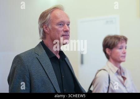 Hamburg, Deutschland. September 2025. Christina Block, deutsche Gastronomin und Unternehmerin, und Gerhard Delling, ehemaliger Fernsehmoderator, nehmen am Prozess wegen mutmaßlicher Kindesentführung am Amtsgericht Hamburg teil. In einem Mantel-und-Dolch-Betrieb an Silvester 2023 wurden zwei Kinder des Gastronomie-Unternehmers C. Block von Dänemark nach Deutschland gebracht. Der Prozess wegen der mutmaßlichen Entführung findet vor dem Amtsgericht Hamburg statt, unter anderem gegen Block. Quelle: Marcus Brandt/dpa/Alamy Live News Stockfoto