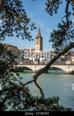 Der Uhrenturm der Kirche St. Peter vom Damm bei der Wasserkirche in Zürich, Schweiz. Stockfoto
