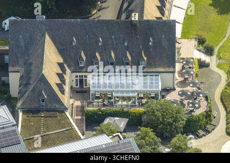 Luftansicht, Welcome Hotel Meschede/Hennesee mit Sonnendach und Wintergarten, Catering im Freien und Sonnenschirmen, Berghausen, Meschede, Sauerland, Norden Stockfoto