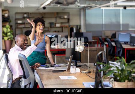 Auf dem Computerbildschirm zuwinken, verschiedene Kollegen im Büro Videoanrufe Stockfoto
