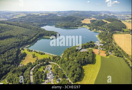 Luftansicht, Willkommen Hotel Meschede/Hennesee am Hennesee mit Hennesee-Damm, Waldgebiet, einsamem Segelboot auf dem See, Berghausen, Meschede, Sauerl Stockfoto