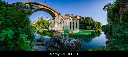 Panoramablick auf die mittelalterliche Stadt Cividale del Friuli mit der Brücke Ponte del Diavolo über den Fluss Natisone, Teil der UNESCO-Welt Stockfoto