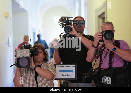 Hamburg, Deutschland. September 2025. Medienvertreter erwarten die Fortsetzung des Verfahrens wegen mutmaßlicher Kindesentführung vor dem Amtsgericht Hamburg. In einem Mantel-und-Dolch-Betrieb an Silvester 2023 wurden zwei Kinder des Gaststättenunternehmers C. Block von Dänemark nach Deutschland gebracht. Der Prozess wegen der mutmaßlichen Entführung findet vor dem Amtsgericht Hamburg statt, unter anderem gegen Block. Quelle: Marcus Brandt/dpa/Alamy Live News Stockfoto