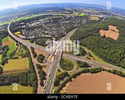 Luftaufnahme Westhofener Kreuz Autobahndreieck A45 und A1, Wohngebiet Ortsansicht Westhofen, Baustelle, Erde gl Stockfoto