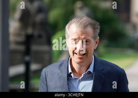 Hamburg, Deutschland. September 2025. Stephan Hensel, Ex-Ehemann und Vater von Block' Kindern, nimmt an der Gerichtsverhandlung wegen mutmaßlicher Kindesentführung am Amtsgericht Hamburg Teil. In einem Mantel-und-Dolch-Betrieb an Silvester 2023 wurden zwei Kinder des Gastronomie-Unternehmers C. Block von Dänemark nach Deutschland gebracht. Der Prozess wegen der mutmaßlichen Entführung findet vor dem Amtsgericht Hamburg statt, unter anderem gegen Block. Quelle: Georg Wendt/dpa/Alamy Live News Stockfoto