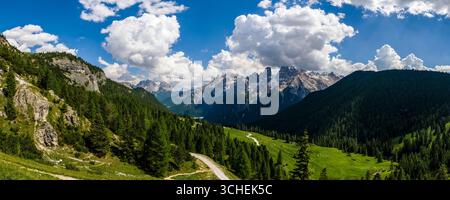 Panoramablick auf die Berggruppe Monte Cristallo, von der Dürrensteinhütte auf der Plätzwiese aus gesehen. Prags Trentino-Südtirol Stockfoto