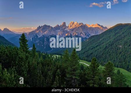 Die Berggruppe Monte Cristallo, von der Dürrensteinhütte auf der Plätzwiese bei Sonnenaufgang gesehen. Prags Trentino-Südtirol Italien F Stockfoto