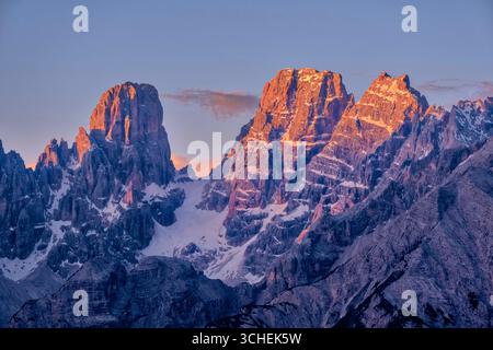Die Hauptgipfel der Berggruppe Monte Cristallo, gesehen von der Dürrensteinhütte auf der Plätzwiese bei Sonnenaufgang. Prags Trentino Stockfoto