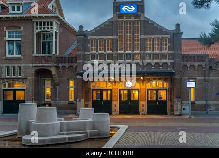 Zandvoort, Niederlande, 17.08.2025, historisches Gebäude des Bahnhofs Zandvoort aan Zee am Abend Stockfoto