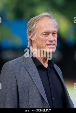 Hamburg, Deutschland. September 2025. Gerhard Delling, ehemaliger TV-Moderator und Sportjournalist, nimmt am Prozess wegen mutmaßlicher Kindesentführung am Amtsgericht Hamburg Teil. In einem Mantel-und-Dolch-Betrieb an Silvester 2023 wurden zwei Kinder des Gaststättenunternehmers C. Block von Dänemark nach Deutschland gebracht. Der Prozess wegen der mutmaßlichen Entführung findet vor dem Amtsgericht Hamburg statt, unter anderem gegen Block. Quelle: Georg Wendt/dpa/Alamy Live News Stockfoto