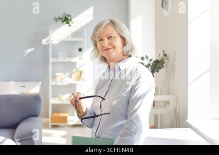Positive Ältere Frau, Die Zu Hause Lächelt Stockfoto