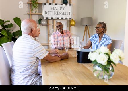 Wir feiern den Ruhestand und unterhalten uns zu Hause mit Freunden und Getränken Stockfoto