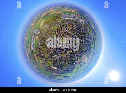 Luftaufnahme, Wohngebiet, Blick auf das Stadtzentrum von Ascheberg, Globus, Fischaugenbild, 360-Grad-Bild, winzige Welt, kleiner Planet, Fischaugenbild, Ascheb Stockfoto