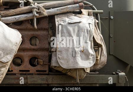 US-Militärtaschen hängen an einem grünen alten Truck für die historische Nachstellung des Zweiten Weltkriegs Stockfoto