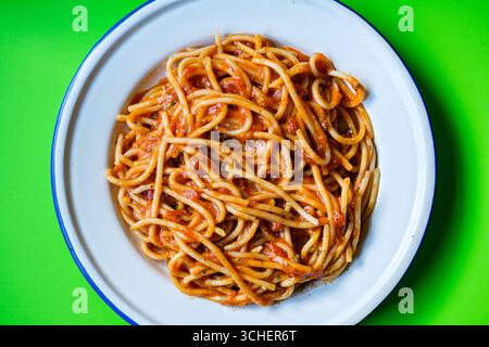 London UK, 1. September 2025, Teller mit Spaghetti-Pasta im klassischen italienischen Stil in Basilikum- und Tomatensauce ohne Personen Stockfoto