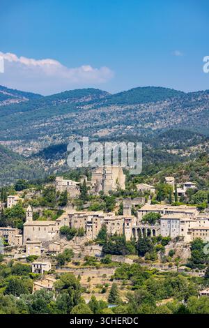 Das malerische Dorf Montbrun les Bains mit seiner mittelalterlichen Burg im Naturpark Baronnies provencales in Drome, Auvergne Rhone Alpes Stockfoto