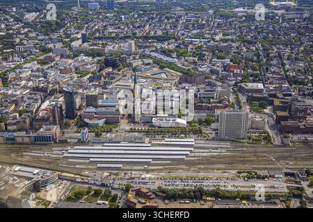 Luftaufnahme, Hauptbahnhof Hbf mit Gleisen und Bahnsteigen, Gebäude des Deutschen Fußballmuseums, Blick ins Stadtzentrum, Stadt, Dortmund, Ruhrgebiet, Nordrhein- Stockfoto