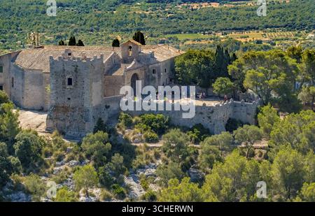 Aus der Vogelperspektive, Puig de Maria Berg mit Santuari de la Mare de Deu del Puig, ehemaliges Kloster und Kapelle, Pollenca, Mallorca, Balearen, Spai Stockfoto