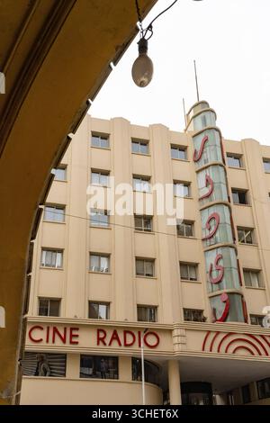 Kairo, Ägypten. April 2025. Cinema Radio, eines der berühmtesten Gebäude der Innenstadt von Kairo, beherbergt der renovierte Art déco-Komplex ein Kino, Stockfoto