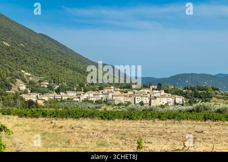 Venterol, ein charmantes französisches Dorf in Drome, ist umgeben von Weinbergen und sanften Hügeln unter einem Sommerhimmel Stockfoto