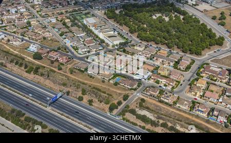 Luftaufnahme, Urbanitzacio Nova Cabana, Park Mediterrani, Autobahn Autopista Ma-13, Palma, Mallorca, Balearen, Spanien Stockfoto
